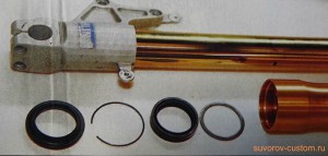 Снятые с вилки старые сальник, пыльник, шайба и стопорное кольцо.