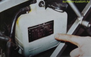 расширительный бачок системы охлаждения мотоцикла.