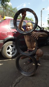 На ободах выдавлены шишки (на самом верхнем ещё не все), осталось поработать дрелью.